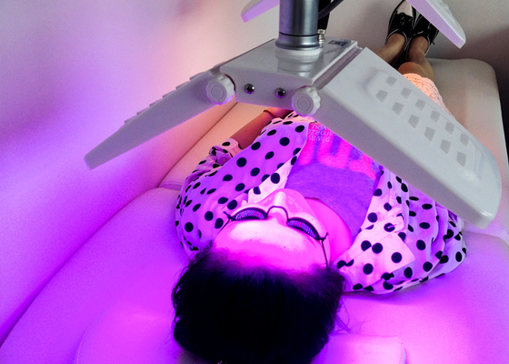 Machine anti-vieillissement de beauté de traitement de peau de lumière de PDT LED maximum à 120mw/Cm2 par personne